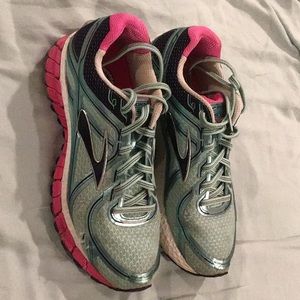 Brooks DNA Tennis shoes